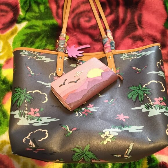 COACH Reversible City Tote w/ Scenic Hawaiian Print and COACH Wallet - Picture 15 of 15